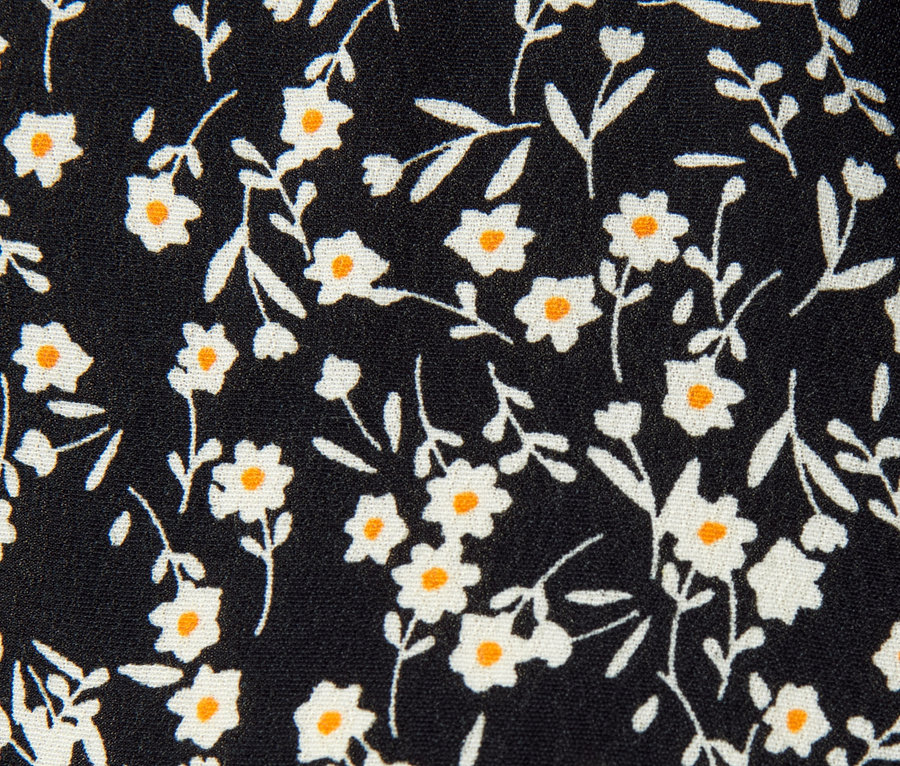 Detailaufnahme eines floralen Hemdblusenkleids.