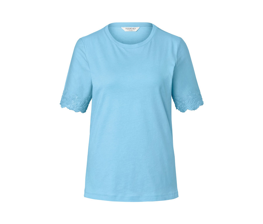 Ein hellblaues Shirt mit Stickerei an den Ärmeln.