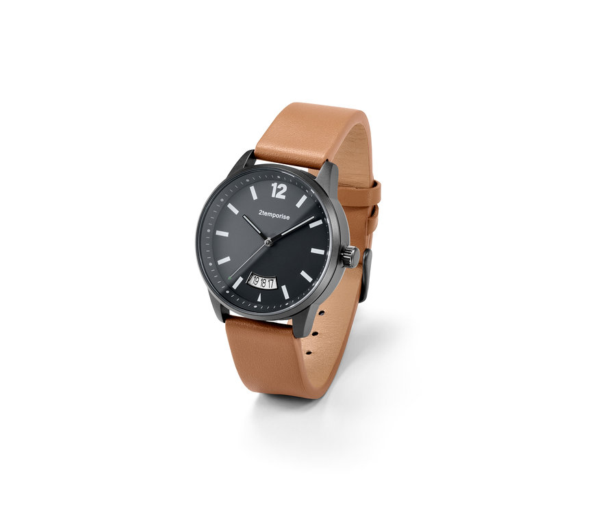 Nahaufnahme einer Armbanduhr Pilot Style Date mit braunem Lederarmband.