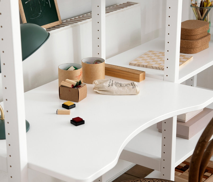 Weißer Schreibtisch mit Holzspielzeug und Hoppekids Regalkombination »Storey« in Weiß.
