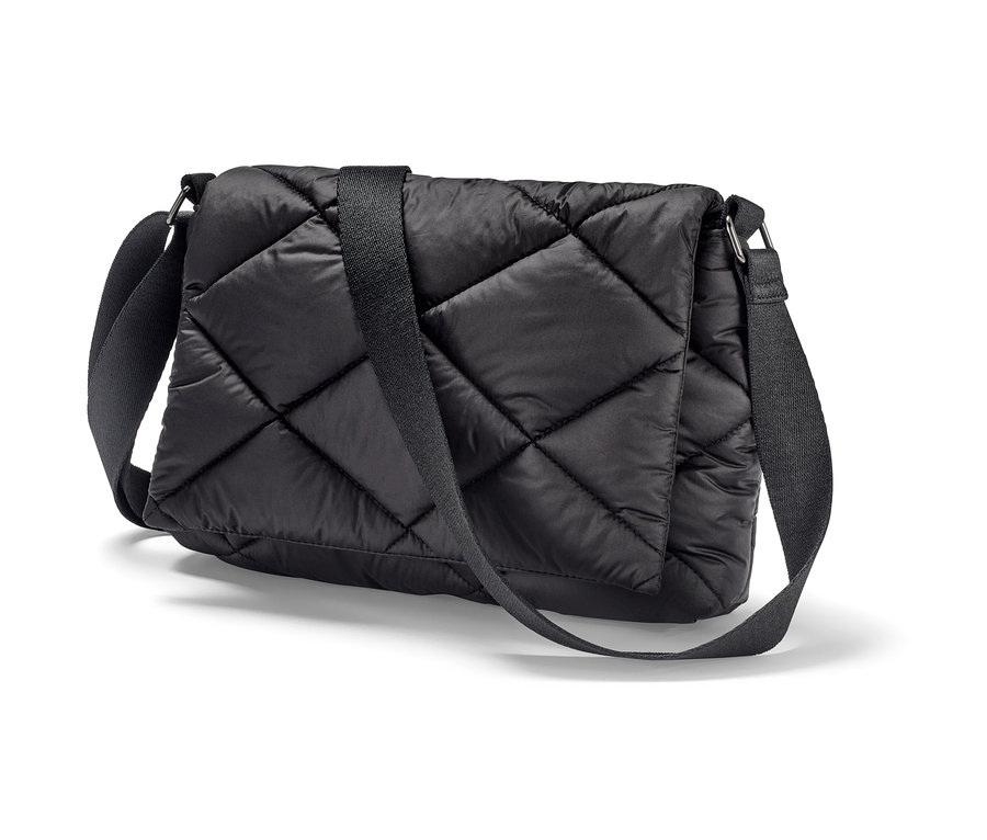 Eine gesteppte, schwarze Umhängetasche.