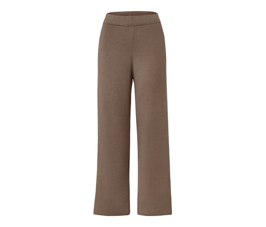 Braune Strickhose auf weißem Hintergrund.
