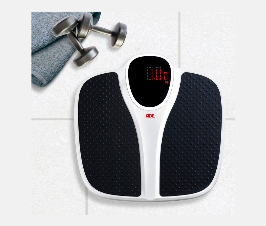 ADE Digitale Personenwaage bis 200 kg, Handtuch und Hanteln auf Fliesenboden.