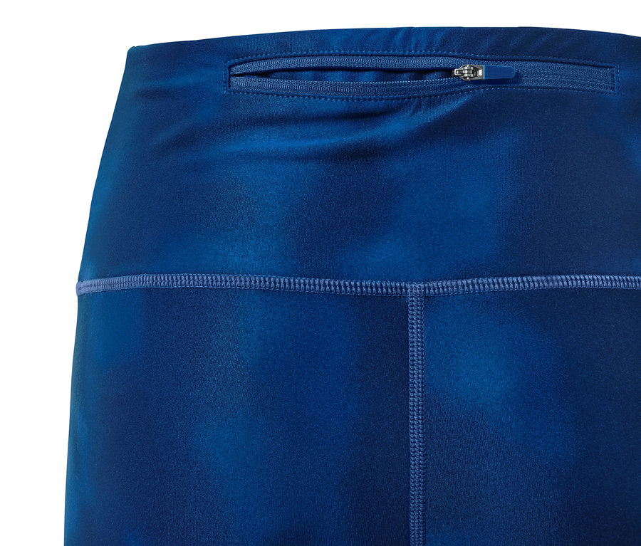 Detailaufnahme einer blauen Sporttight mit Reißverschluss.
