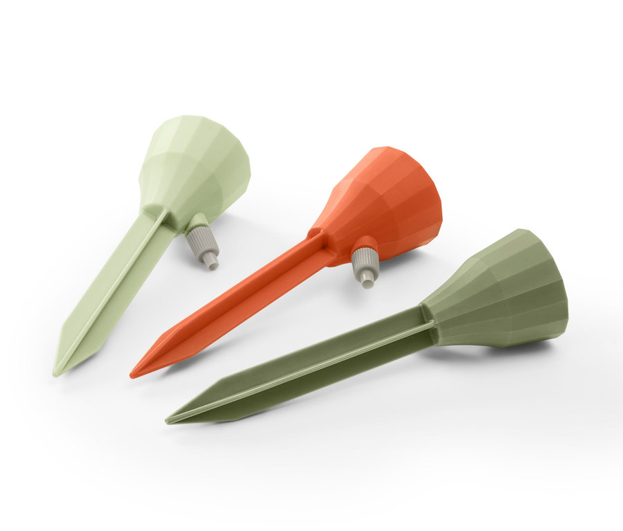 Drei Bewässerungssticks in verschiedenen Farben liegen auf einem weißen Hintergrund.