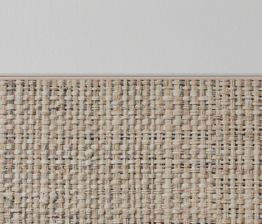 Detail einer Stofftextur auf einem rauch Schwebetürenschrank »Senja«.