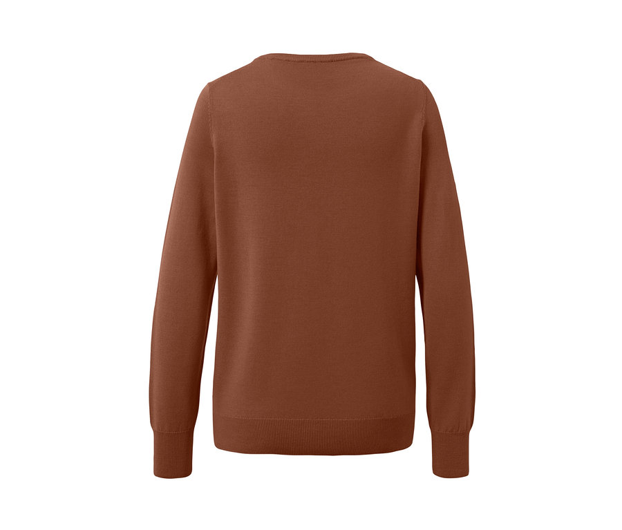 Detailaufnahme eines cognacfarbenen Merino-Feinstrickpullovers.