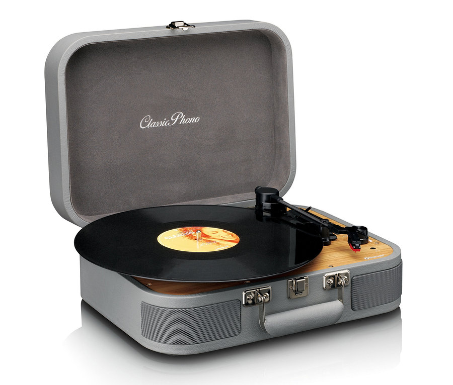 Offener grauer Plattenspieler im Koffer-Stil mit einer schwarzen Schallplatte. Der Lenco Plattenspieler »TT-116« ist zu sehen.