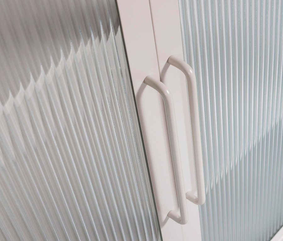 Detailansicht der sandfarbenen Woood Vitrine »Zion« aus Metall.