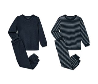 Zwei blaue Kinder-Pyjamas. Ein Pyjama ist einfarbig, der andere gestreift.