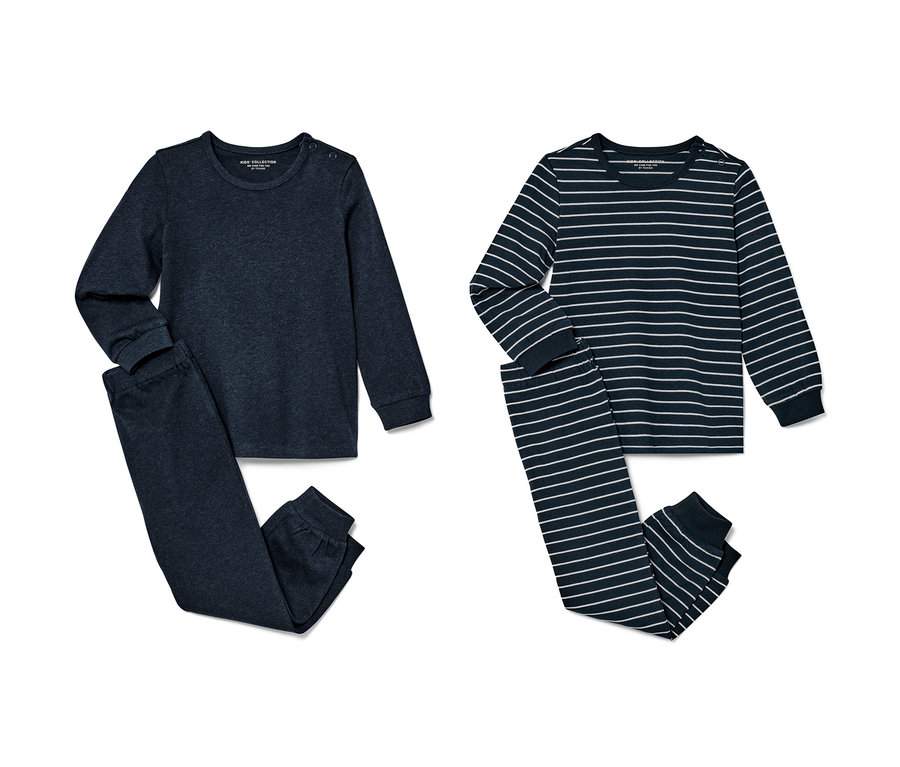 Zwei blaue Kinder-Pyjamas. Ein Pyjama ist einfarbig, der andere gestreift.