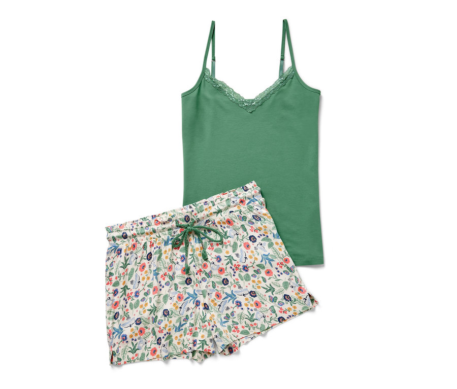 Ein grünes Top und ein Shorty-Pyjama-Set mit Blumenmuster.