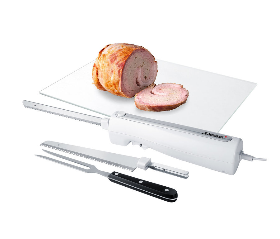 Ein gefüllter Fleischrollbraten und ein Steba Elektromesser »EM 3« auf einem Brett.