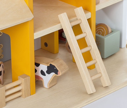 Detailansicht eines Pinolino Bauernhof »Henri« aus Holz mit Leiter, Kuh und Schaf.