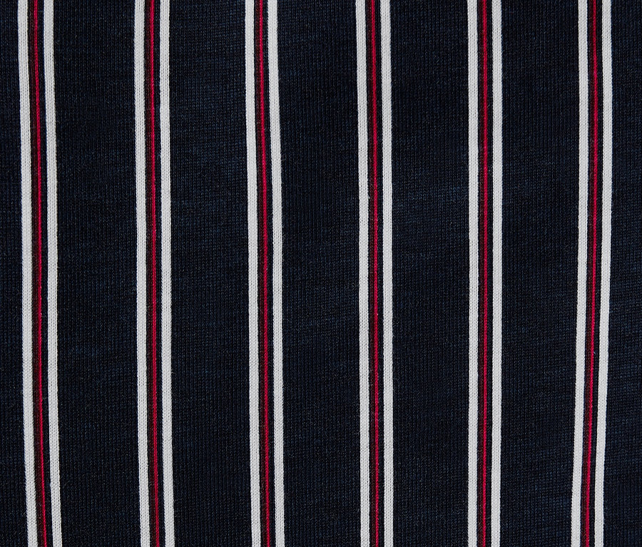 Detailaufnahme eines Jersey-Pyjamas mit Streifen.