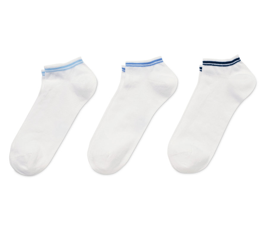 Drei Paar weiße Sneakersocken mit blauen Streifen.