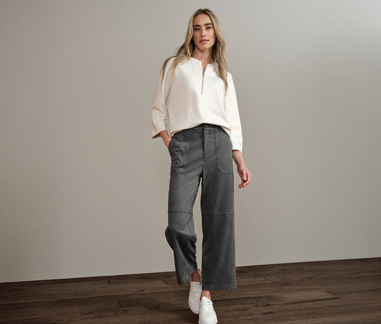 Frau trägt ein Street One T-Shirt aus Modalmix und eine Street One Velourshose Straight Leg.