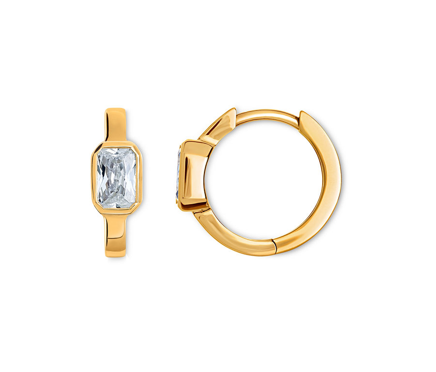 Zwei goldene Ohrringe mit rechteckigen, klaren Steinen.