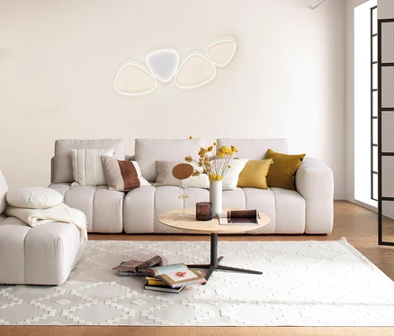 Wohnzimmer mit Sofa, Teppich und SCHÖNER WOHNEN-Kollektion Deckenleuchte »Pebbles«, lang.