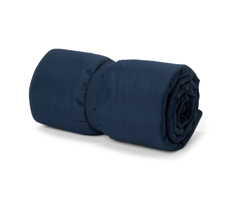 Eine zusammengerollte, dunkelblaue Strandmatratze.