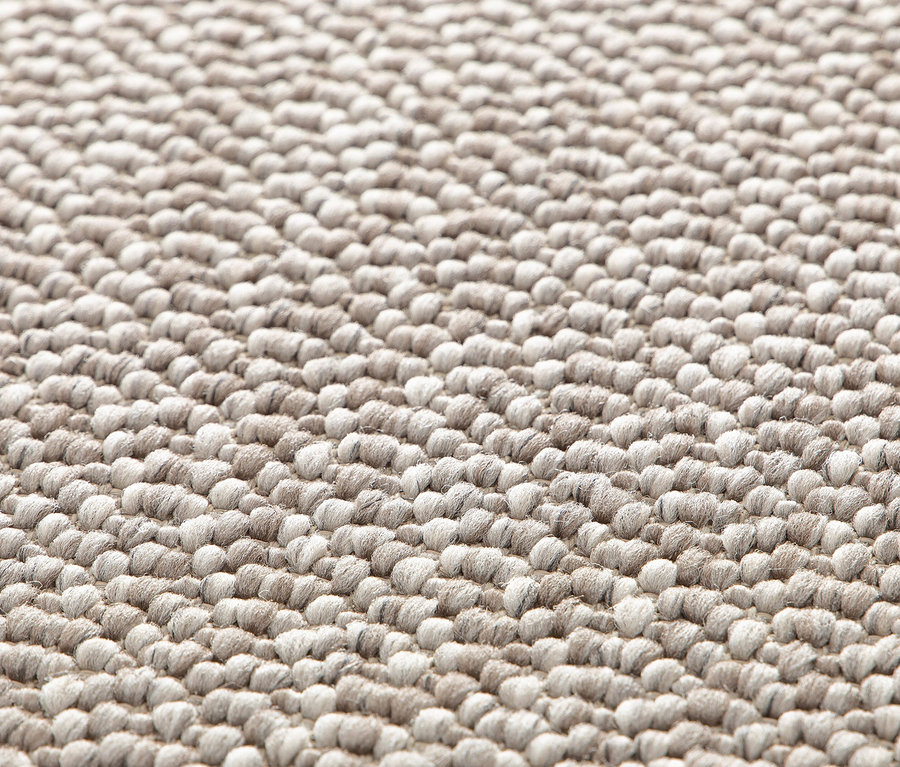 Detailansicht eines Teppichs »Twine« mit weichem Chevron-Muster.