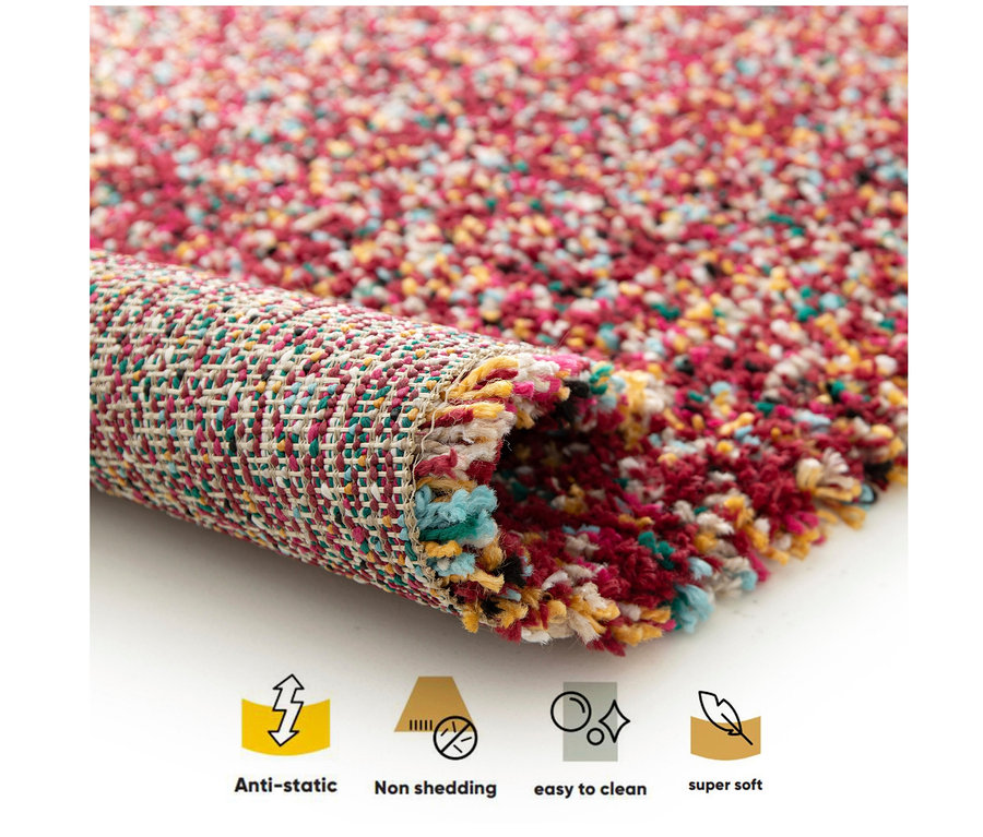 Detailansicht eines »Relic« Teppichs in Autumn Spice, der auf einem weißen Hintergrund zusammengerollt ist.