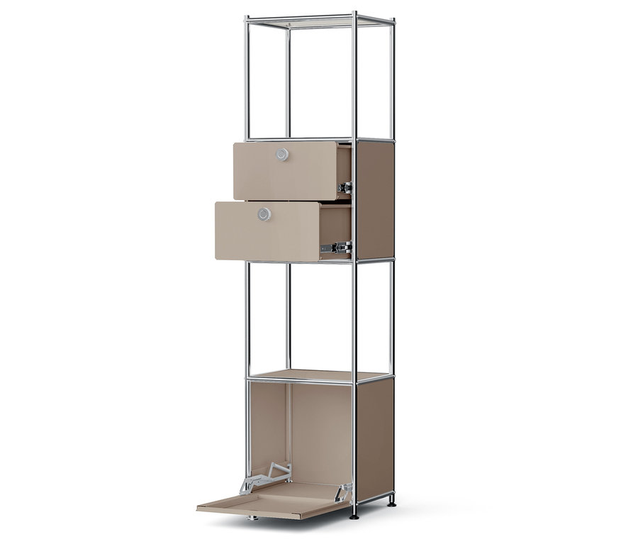 Hohes Regal mit verchromtem Rahmen und beige Schubladen, unterer Schrank mit geöffneter Tür.