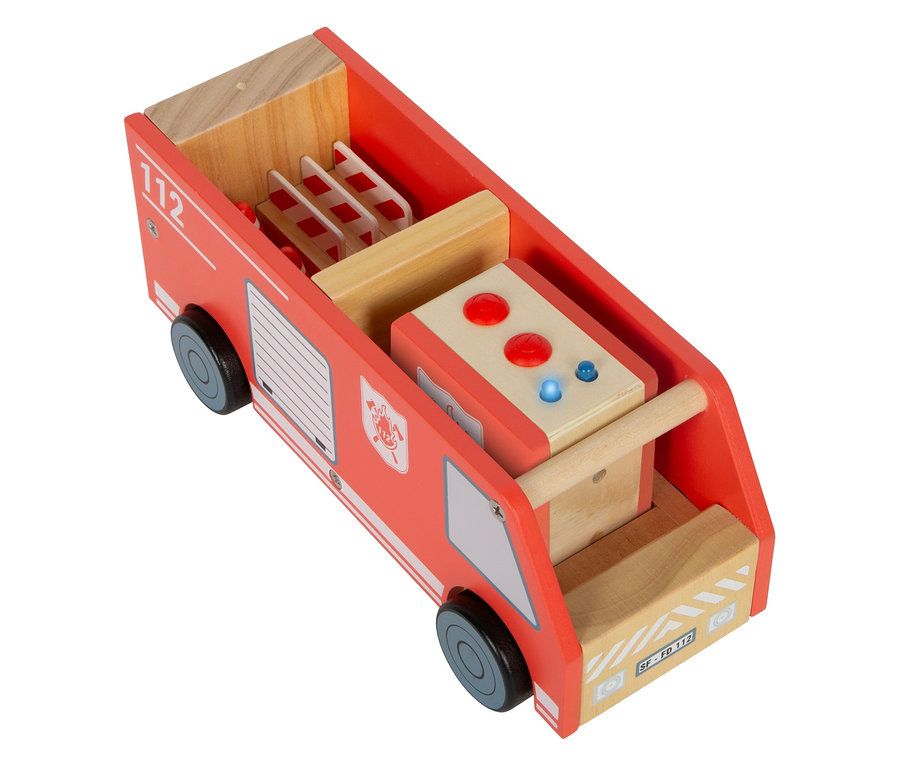 Die rote small foot Feuerwehrwache, groß, aus Holz hat Räder, eine Leiter und Knöpfe.