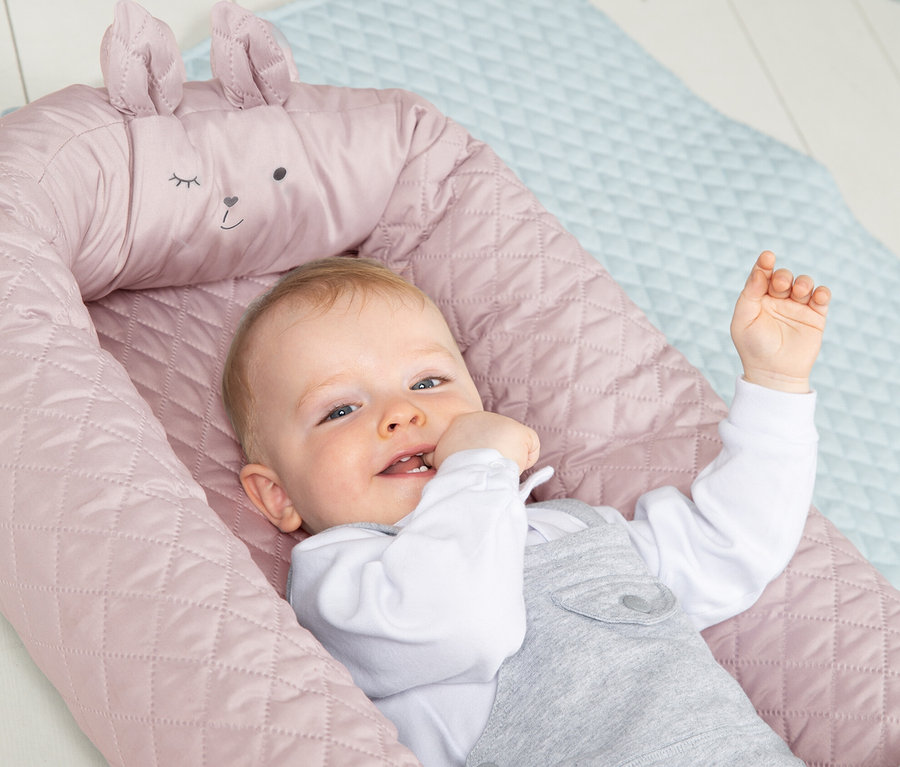 Baby liegt in rosa Roba Babylounge.