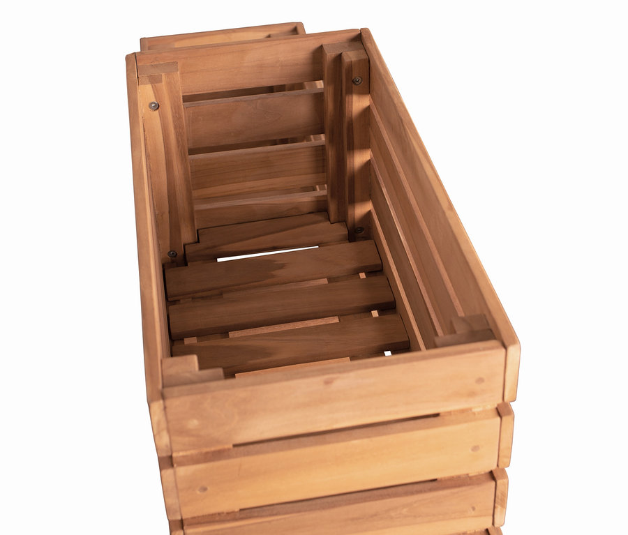 Detailansicht von oben auf ein deVries Hochbeet aus Holz.