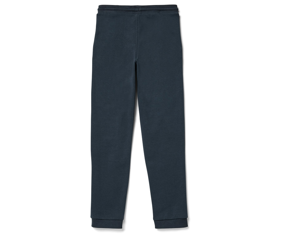 Eine marineblaue Jogginghose liegt auf einem weißen Hintergrund.