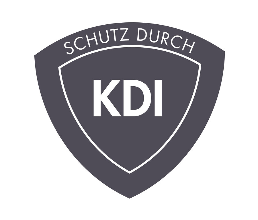 KDI-Logo „SCHUTZ DURCH“ auf dunkelgrauem Schild.