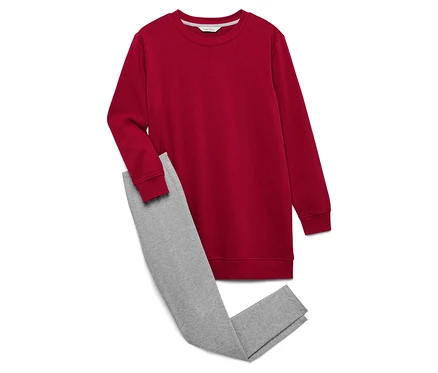 Ein rotes Sweatshirt und graue Leggings liegen auf einem weißen Hintergrund.