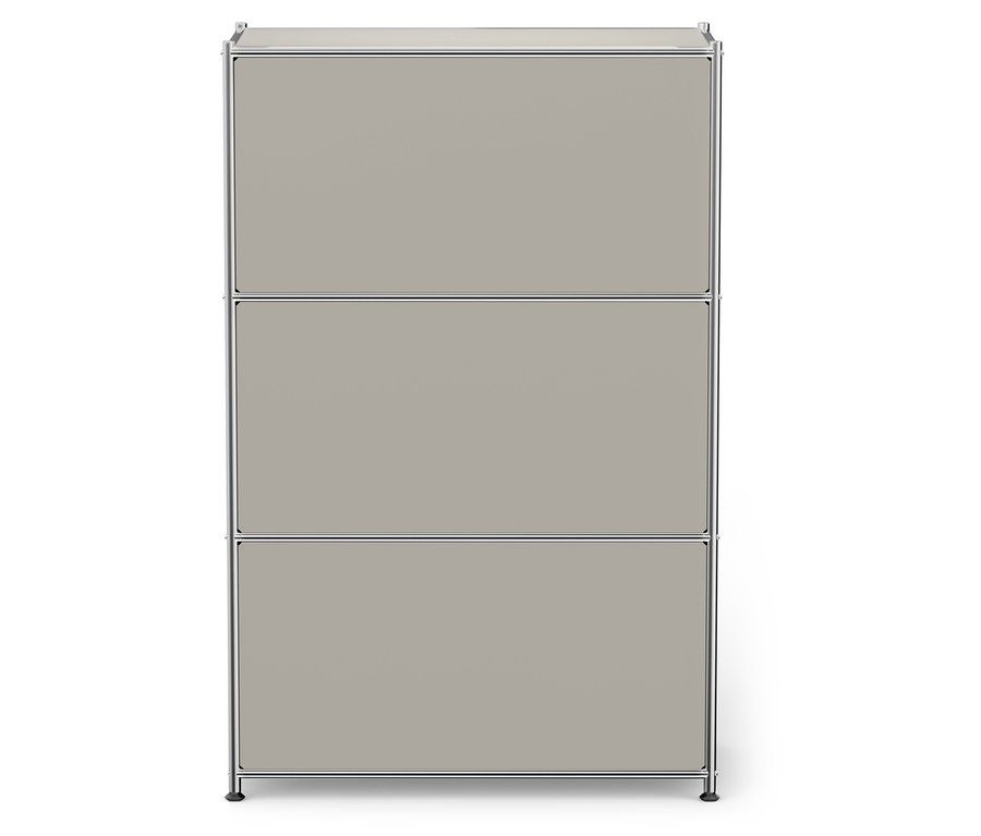 Beiger Schrank mit drei Regalen und Chromrahmen.