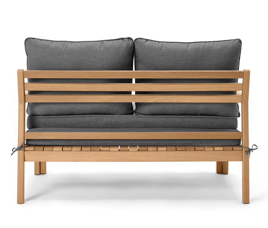 Ausziehbares Lounge-Sofa mit grauen Polstern und Holzrahmen.