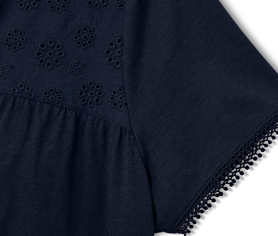 Detailansicht eines dunkelblauen Shirts mit Stickerei.