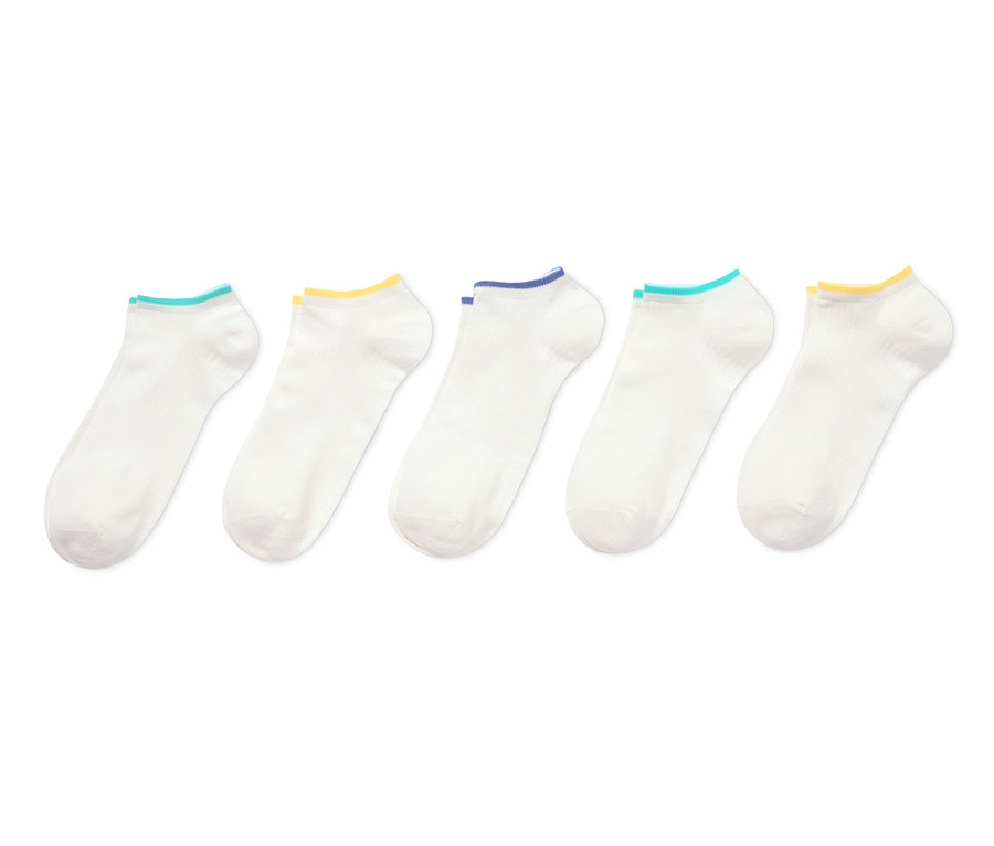 Fünf Paar weiße Sportsocken.