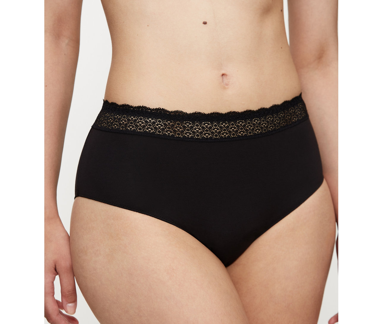 Person trägt schwarze Triumph Feel of Modal Midi Slips mit Spitzenbund.