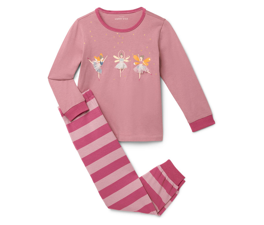 Rosa Schlafanzug mit langen Ärmeln und gestreiften Hosen. Auf dem Shirt sind drei Balletttänzerinnen.
