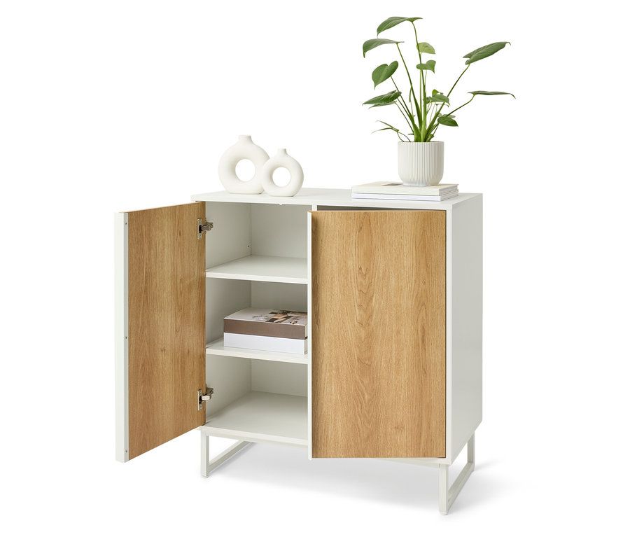 Weißes Sideboard mit Holztüren, eine Tür ist geöffnet, darauf Vasen und eine Pflanze.