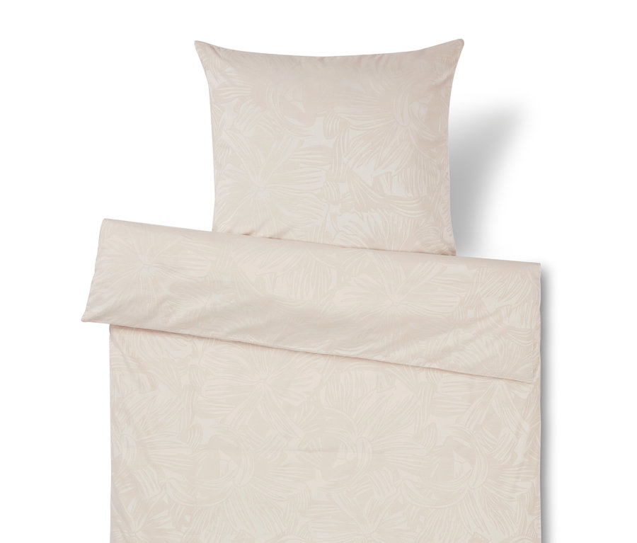Beige Bettwäsche mit Blättermuster, inklusive Kissen.