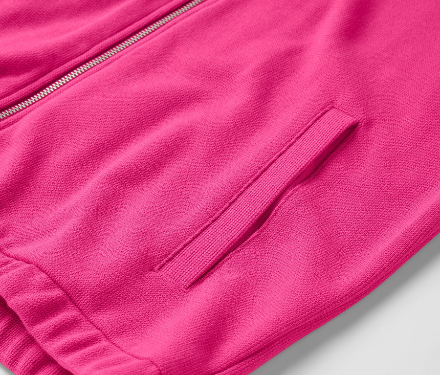 Detailaufnahme einer pinkfarbenen Jacke mit Reißverschluss und Tasche.