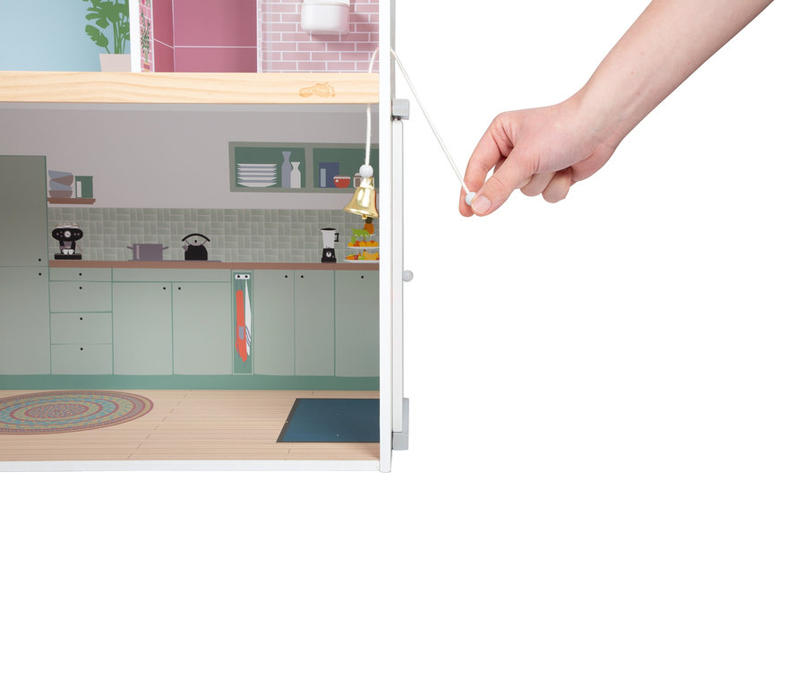 Eine Hand öffnet das small foot Puppenhaus Stadtvilla.