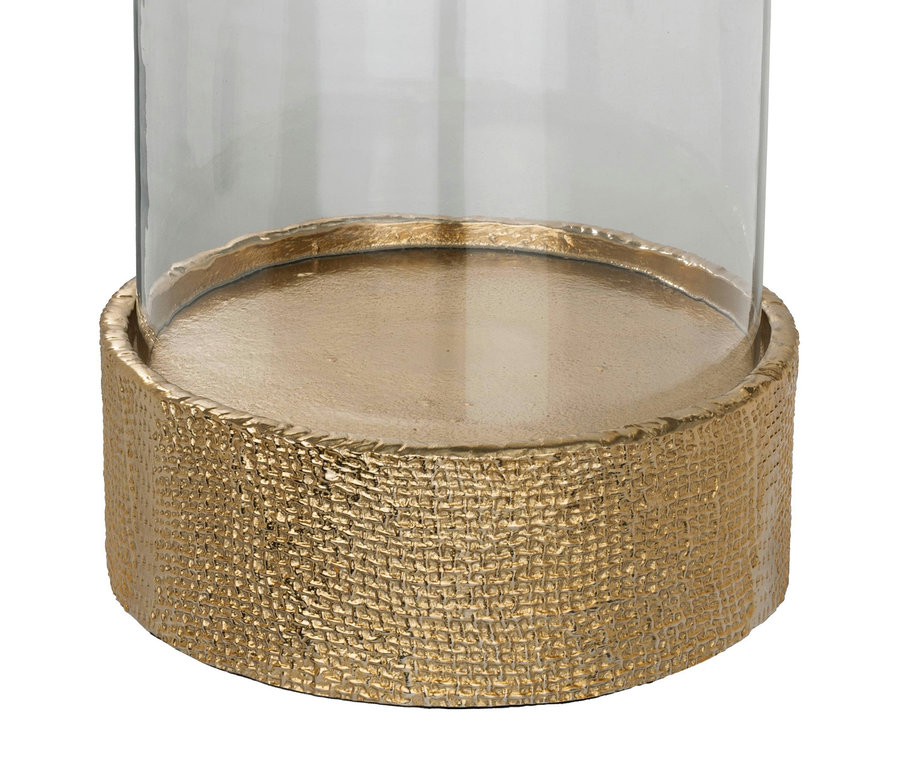 Detailaufnahme einer Glasvase mit goldenem Sockel. Zu sehen ist ein Eglo Kanmaw Windlicht, groß.