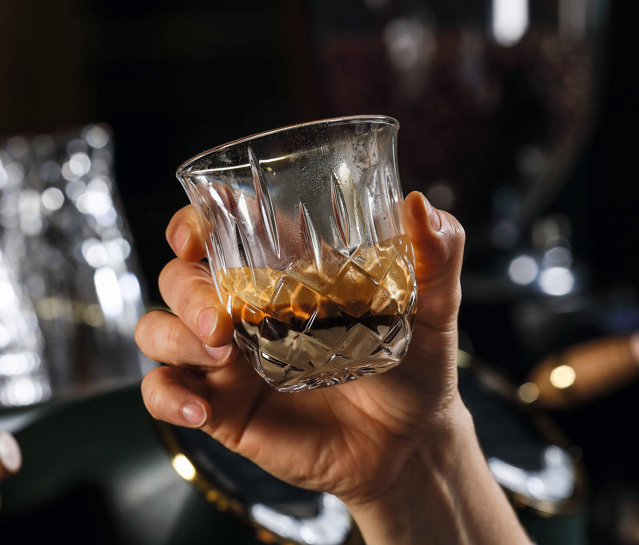 Hand hält ein Nachtmann Espressoglas »Noblesse« mit Espresso.