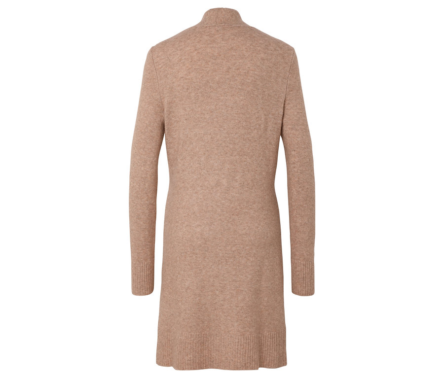 Rückansicht eines langen, beigefarbenen Strickmantels.