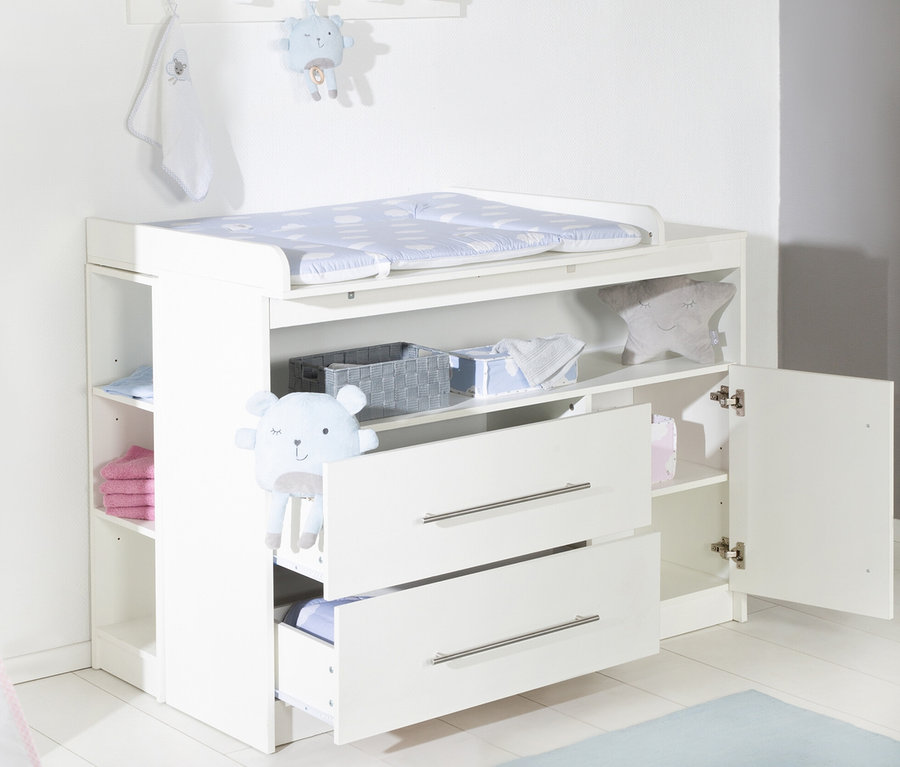 Weiße roba Wickelkommode »Maren« mit 2 Schubladen, offenen Regalen und Wickelauflage mit blauem Bezug.