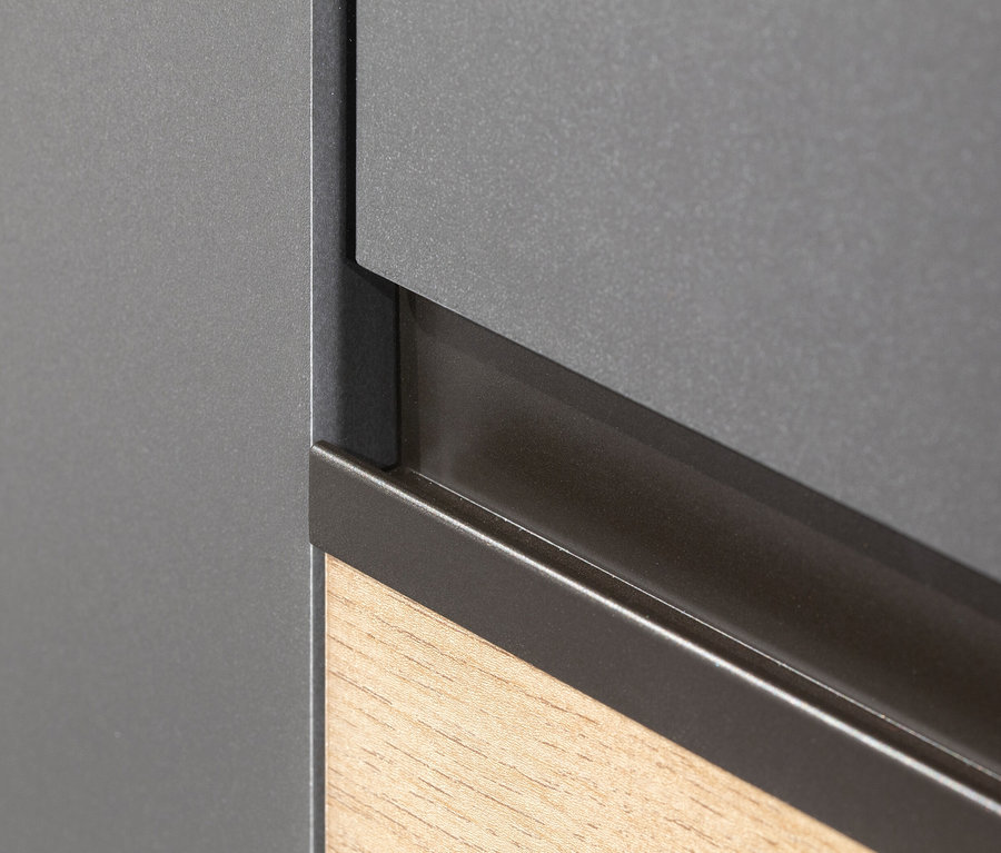 Detailansicht von rauch Kleiderschrank »Joel« mit grauen Türen und Schubladen in Eiche Artisan Optik.