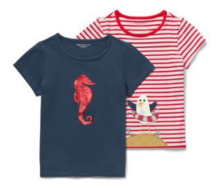 Zwei Kinder-T-Shirts mit Applikation: ein blaues mit Seepferdchen, ein gestreiftes mit Möwe.