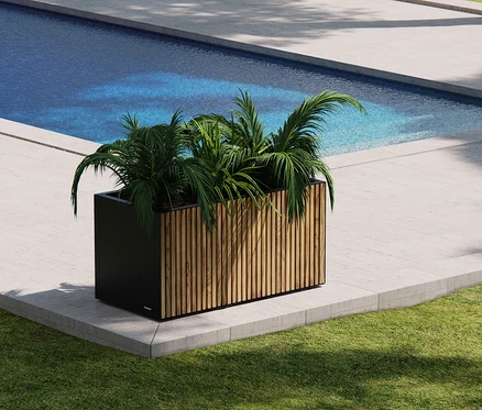 Grüne Pflanzen im hölzernen Herstera Garden Pflanzkasten, ca. 50 x 50 x 100 cm, neben einem Pool.